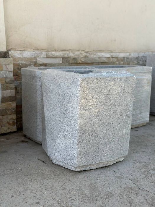 В наличии бетонные кашпо для ландшафтного дизайна