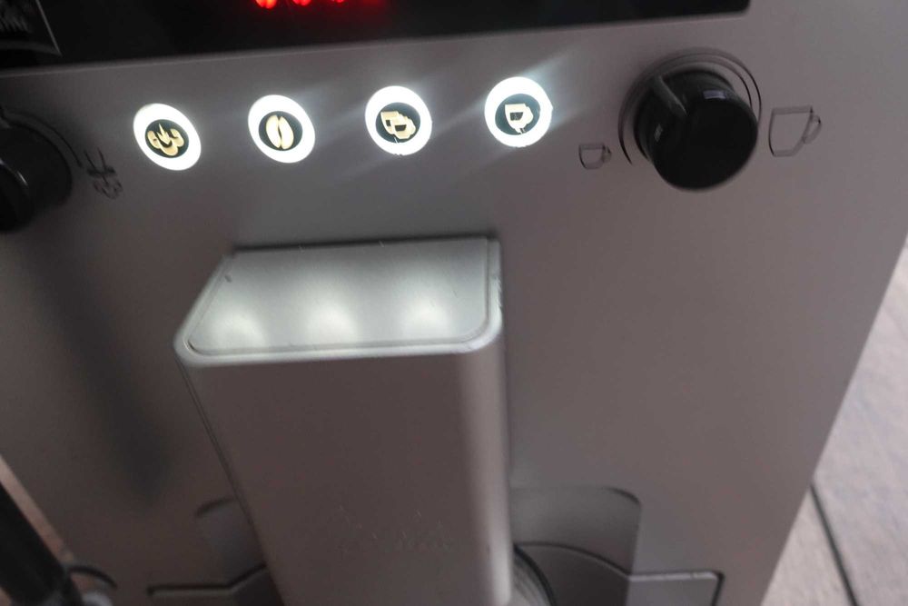 Melitta Caffeo Bistro cu un sistem de spumare lateral cu rotiță