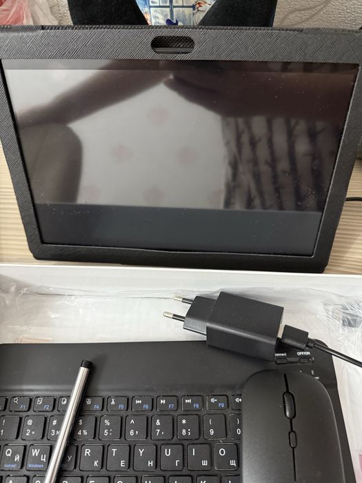 Планшет с клавиатурой и мышкой