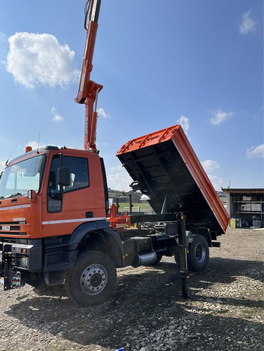 Camion 4x4 cu macara și troliu – 18 t, pregătit pentru deszăpezire