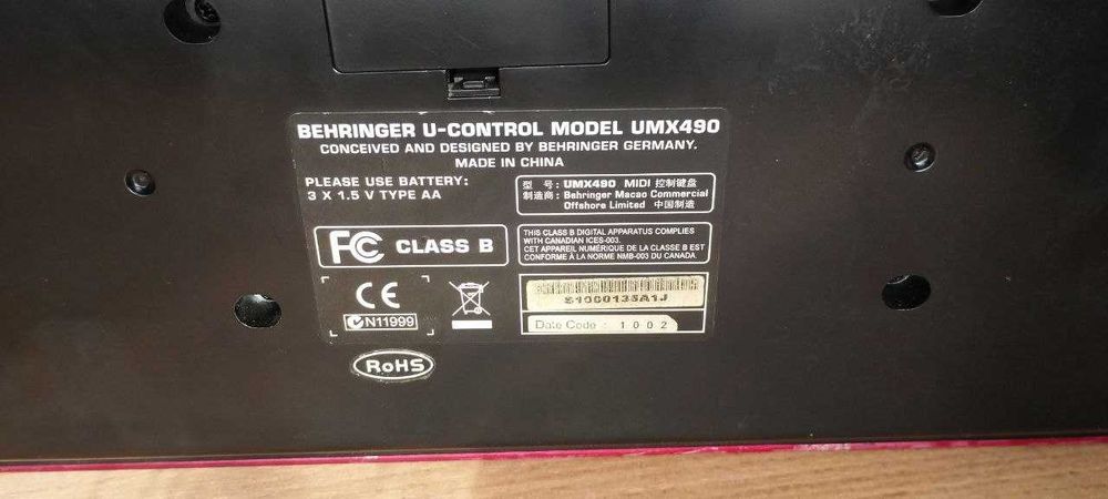 Продам MIDI-клавиатуру Behringer UMX49