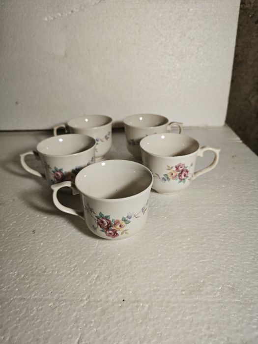 Сосиери, чашки за кафе и стъклени чинии за мезета, салати или ядки