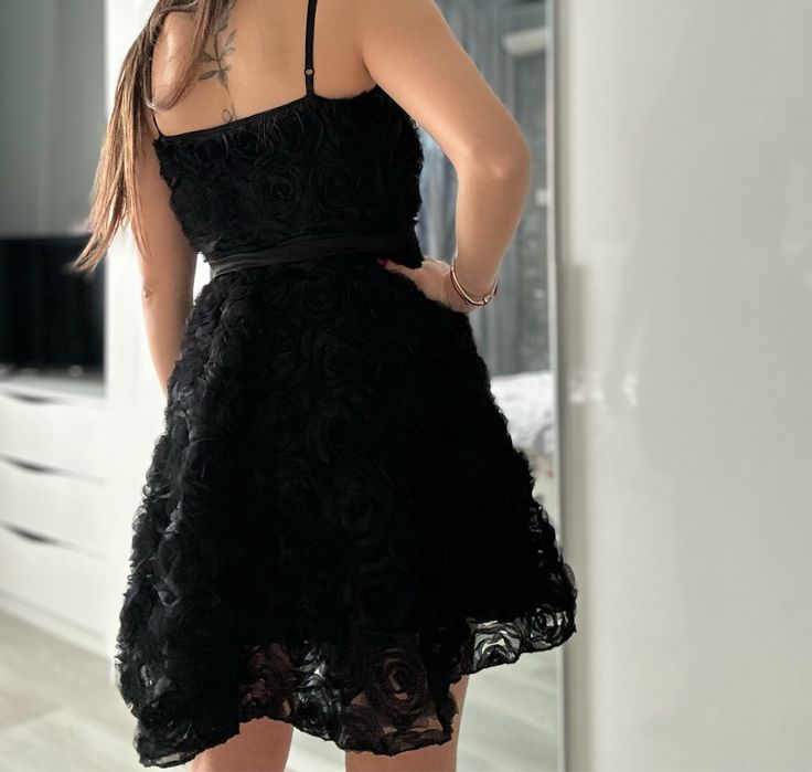 Черна рокля с 3D рози