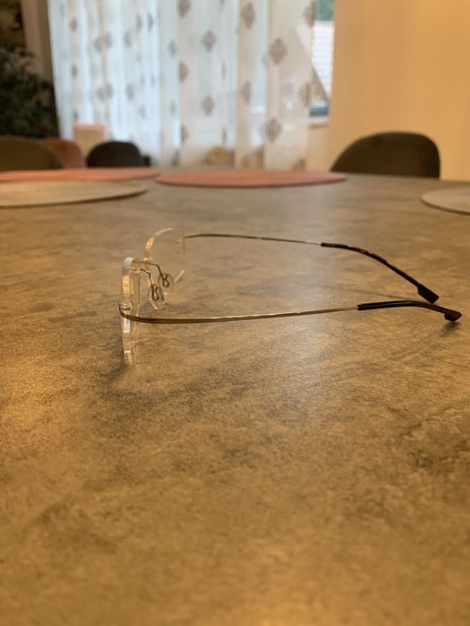 Ochelari de citit din titan