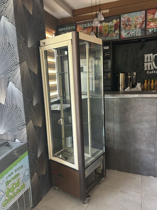 Витрина холодильник для дессертов