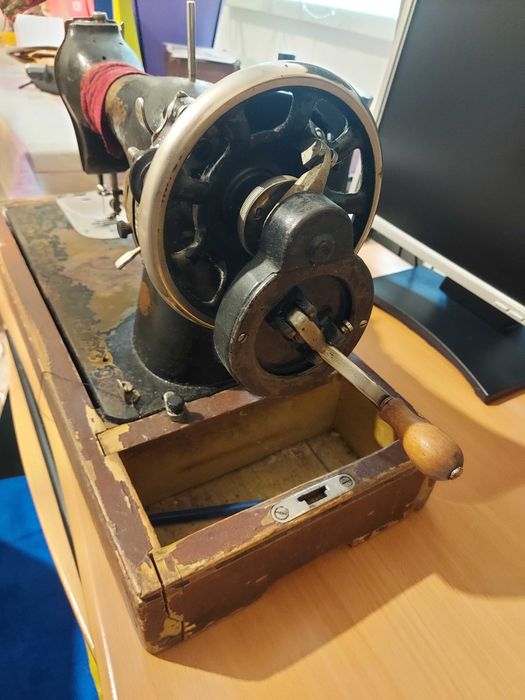 Продается старинная швейная машинка