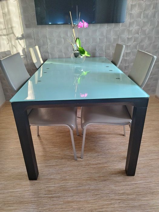 Кухонный стол и 4 стула.                                .