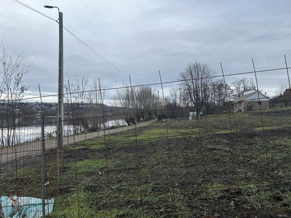 Teren intravilan pe malul iazului