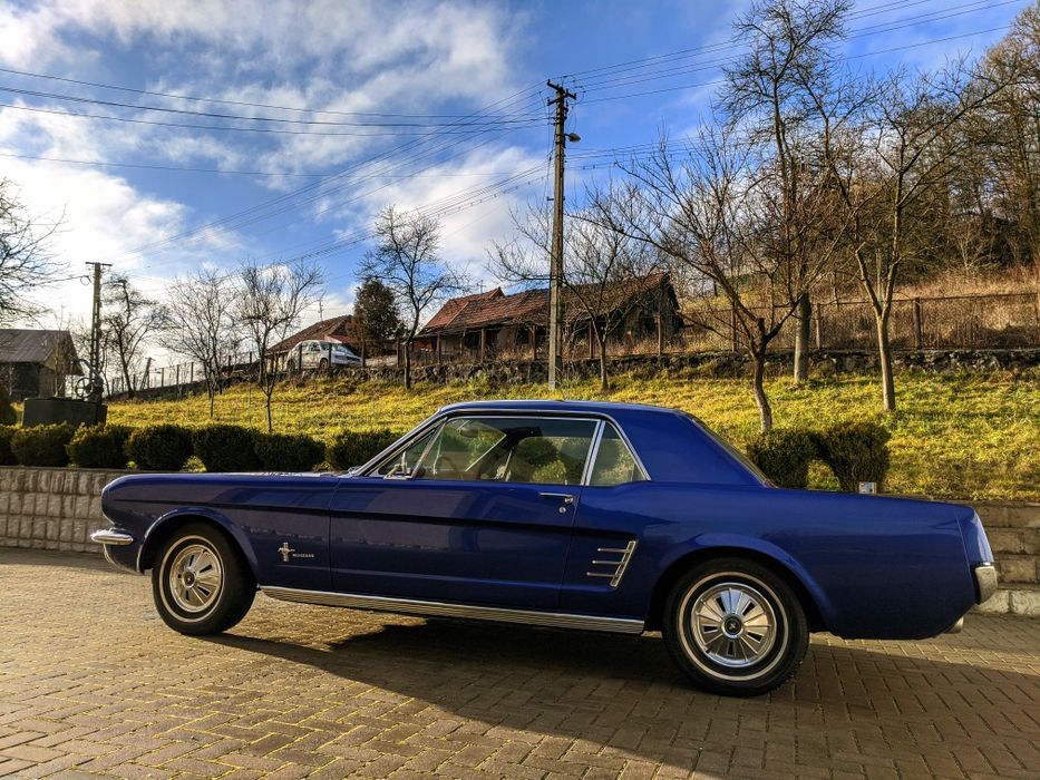 Ford Mustang vehicul istoric in talon