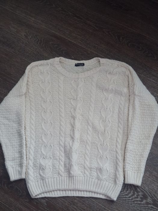 Отдам бесплатно  Жилетка, и три кофты за ФРУКТЫ.