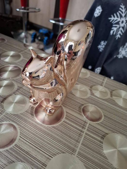 Стара статуетка катеричка с розов отенък