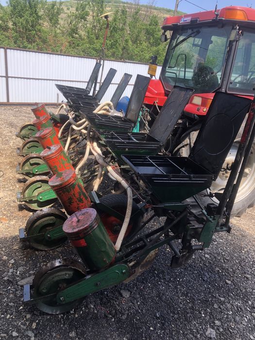 Vand plug,freza,semanatoare paioase si porumb!!!