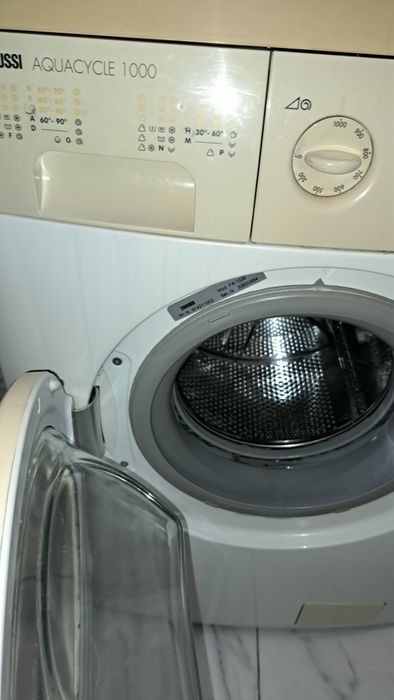 Mașină de șpălat haine în stare foarte bună de funcționere .