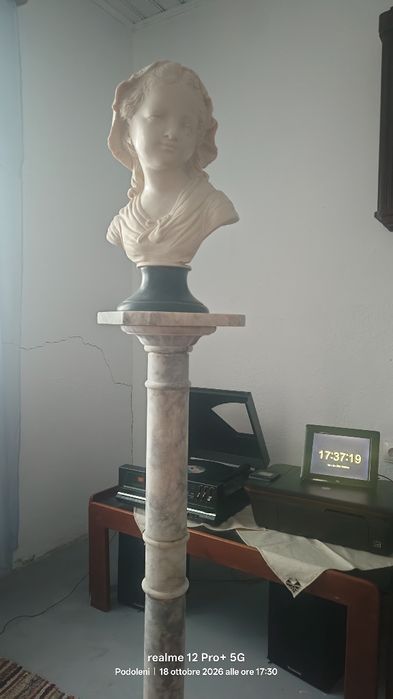 Bust damă și coloană marmură alabastru