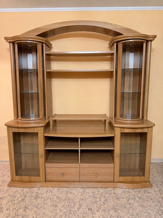 Продам мебельную стенку (горку)