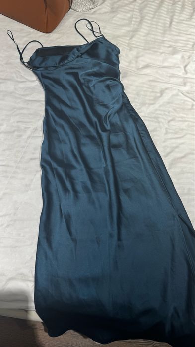 атласное платье с разрезом сбоку