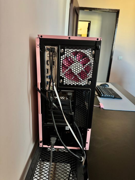VAND/ SCHIMB PC Gaming White/Pink – RTX 4060, i5 13400F, 32GB DDR5, SSD 1TB (FULL SETUP ARGB)