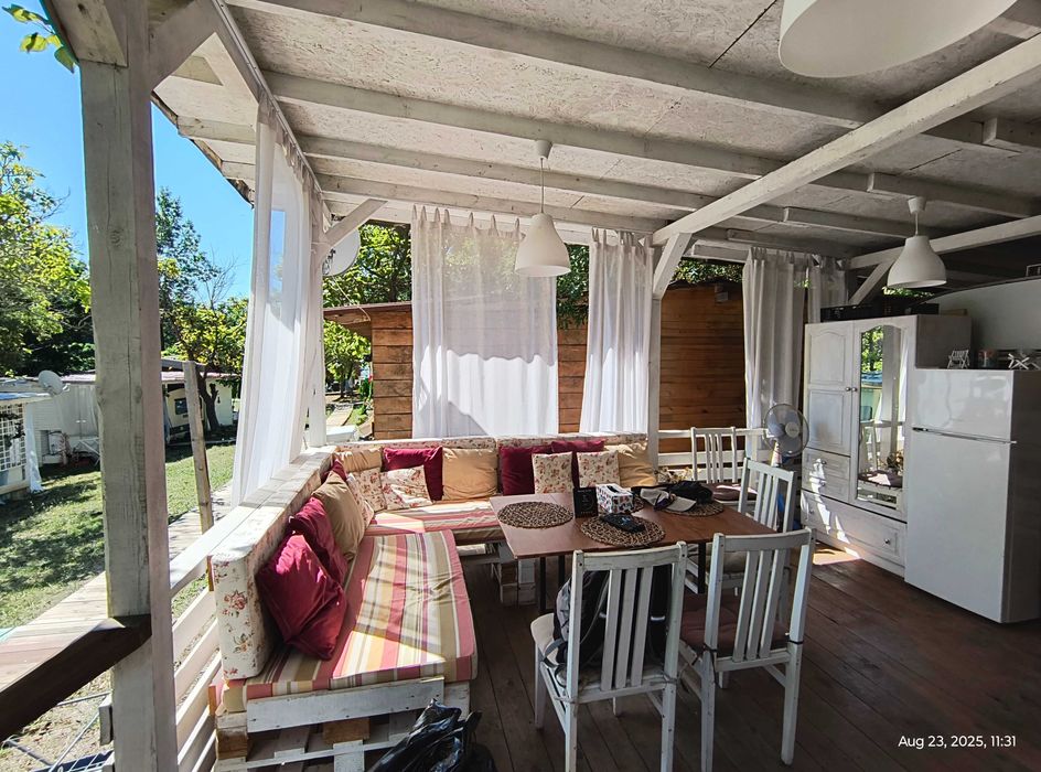 Продавам Стационарна Каравана с декинг и навес на къмпинг Якото Място