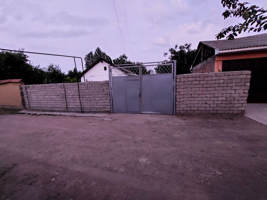 8 sotix hovli sotiladi.