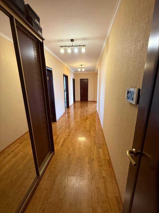 Продам 4 комнатную квартиру