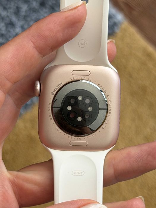 Apple Watch Series 11 GPS 42 mm – Rose Gold / Light Blush – S/M