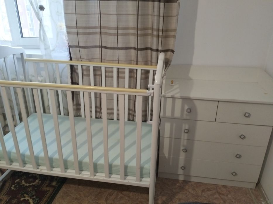 Пеленальный комод и детская кроватка.