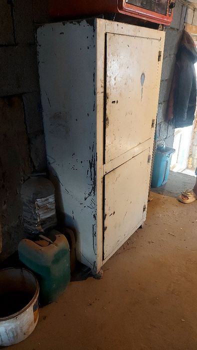 Продается железный шкаф