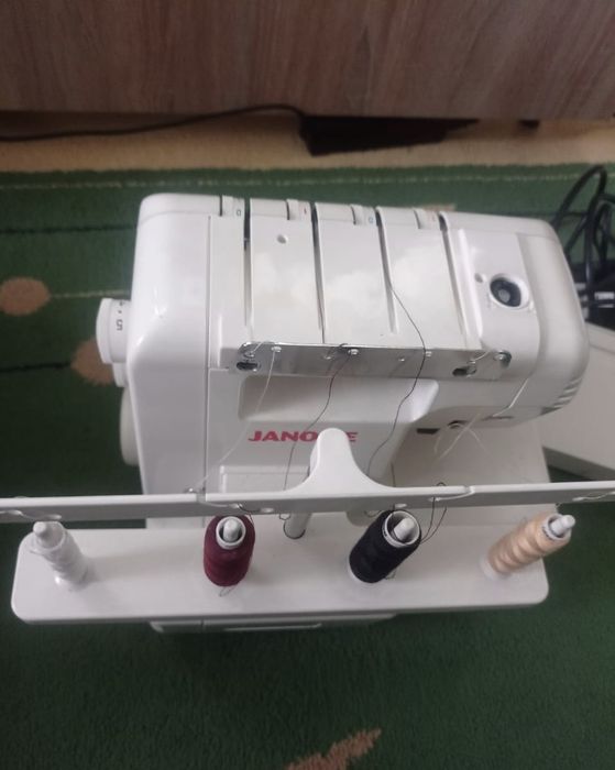 Продам оверлок janome 714