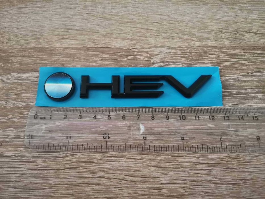 черна емблема Toyota HEV