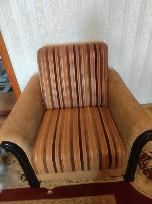Отдам диван и 2 кресла