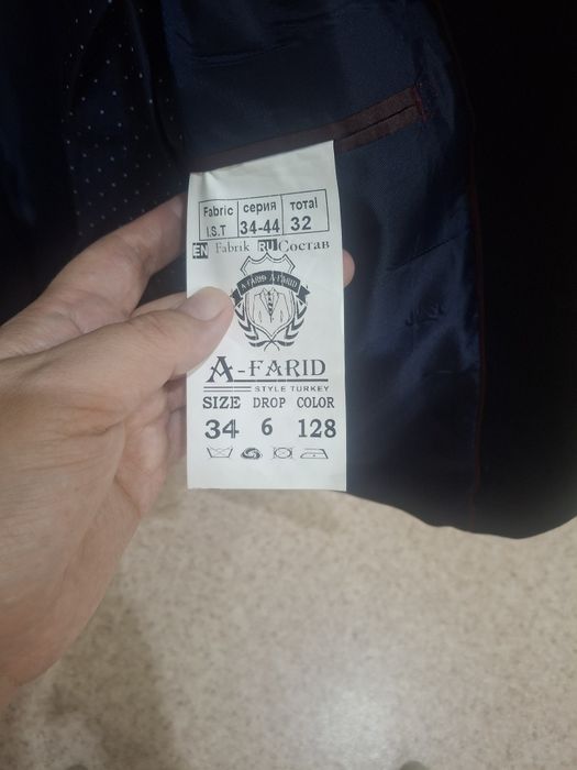 Продам школьные костюмы