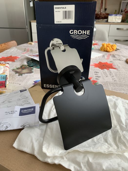 Поставка с капак за тоалетна хартия в цвят черен мат GROHE