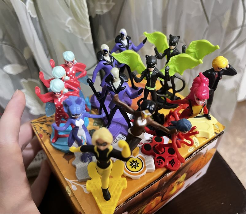 Серия фигурок из киндера леди баг