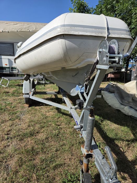 Продава се лодка RIB 360 Tender
