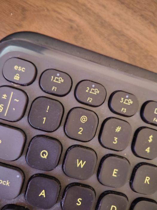 Безжична клавиатура Logitech POP Icon Keys в отлично състояние