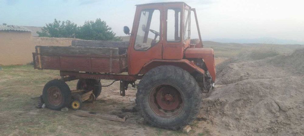 Traktor T16 naxadu