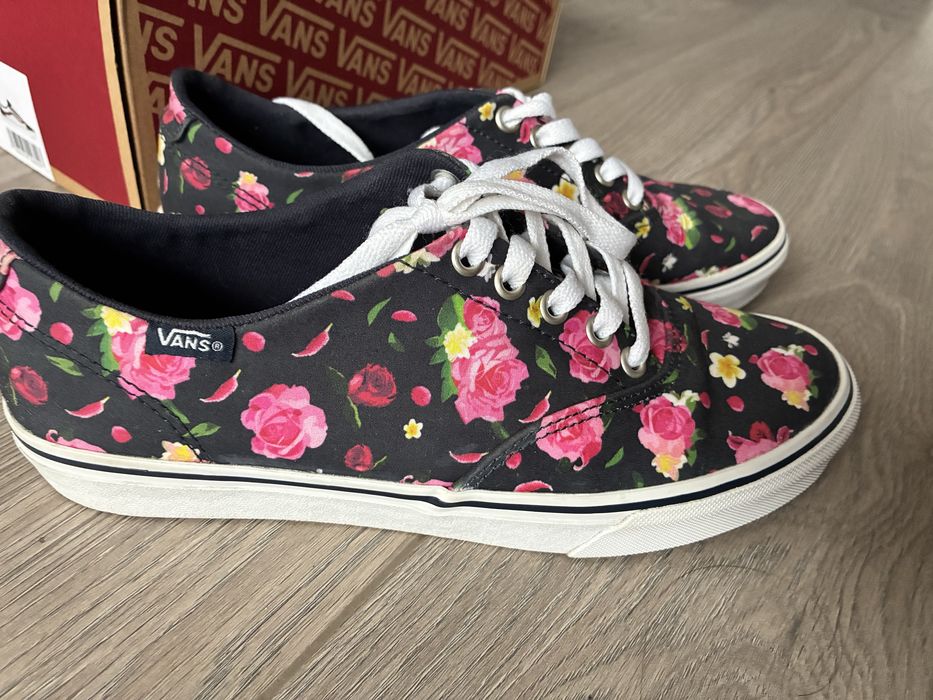 Converse Nike Adidas маратонки кецове Vans Esprit