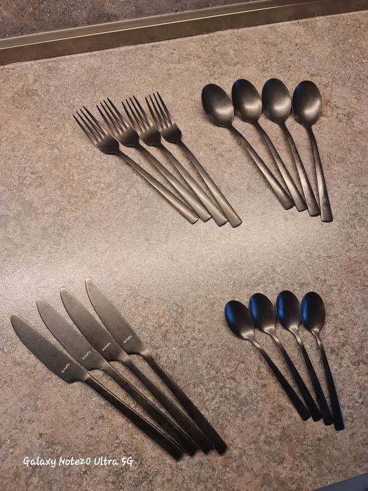 Четири комплекта прибори за хранене