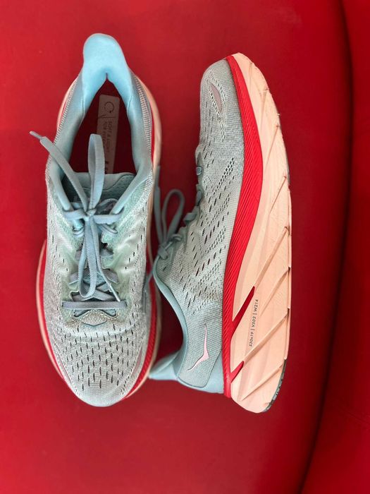 Hoka Clifton 8 – Mărimea 43 – Albastru/Roșu – Stare Bună