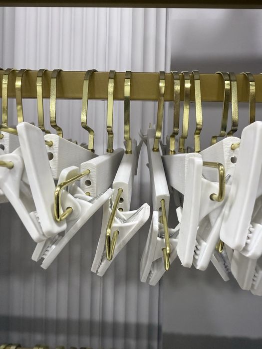 Вешалки для одежды в магазинах