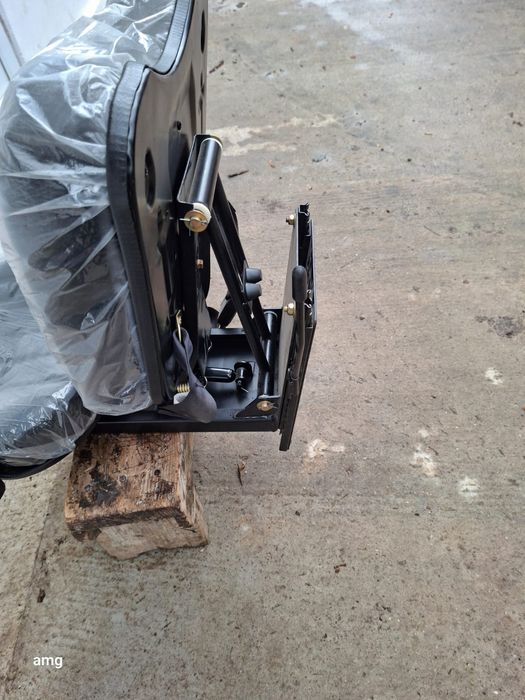 Vând scaun tractor UTB 445