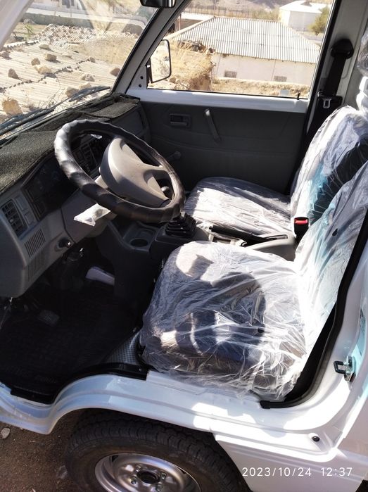 Mashina yangi holatda turipti