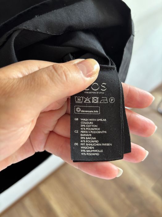 Cos Идеалната малка черна рокля