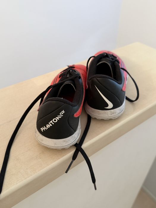 Adidasi Nike pentru fotbal marimea 33