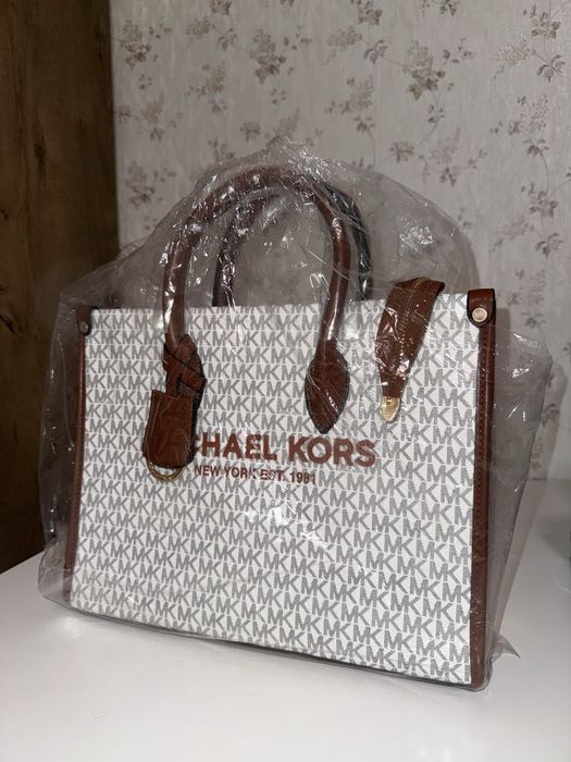 Michael Kors Tote Bag marimea medium - foarte incapatoare.