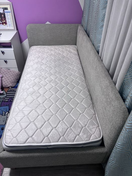 Кровать с мягкой спинкой