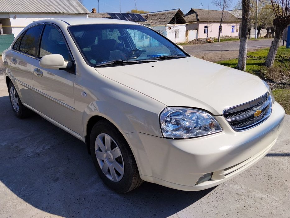 Lasetti 1.8 sotiladi