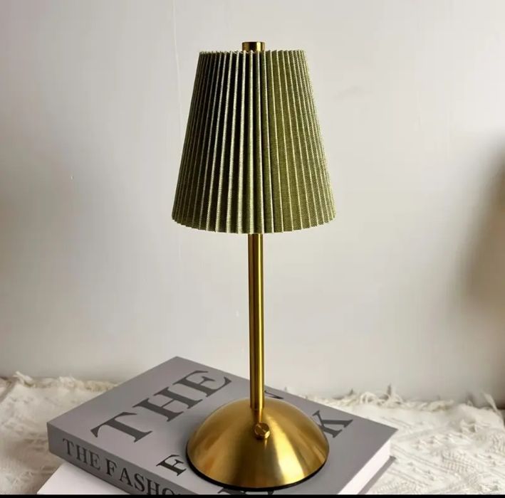 Настольная ( прикроватная) лампа
Высота 30см
Смотрите все мои объявлен