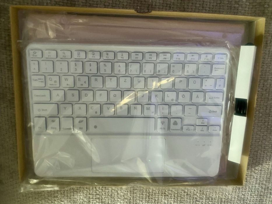 Husa roz cu tastatura pentru Ipad Pro 11, touchapad , tastaura