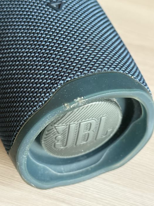 Колонка jbl в идеальном состоянии